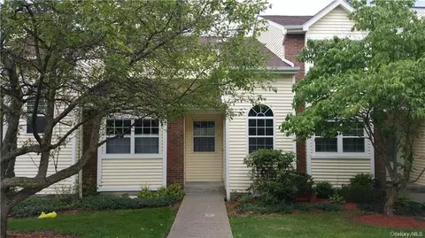 3 Woodlake Dr, Middletown, NY 10940