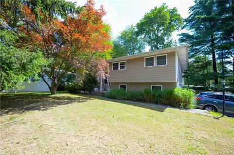 408 S Little Tor Rd, Clarkstown, NY 10956