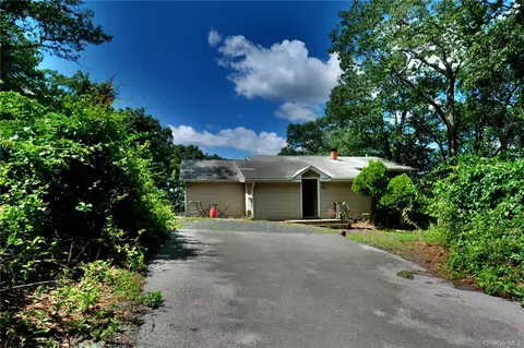 16 Oakwood Trl S, Monroe, NY 10950