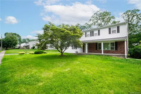 31 Christopher Dr, Clarkstown, NY 10956