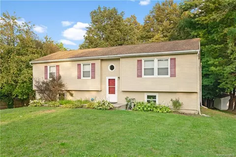 4 Nob Cir, Newburgh, NY 12550