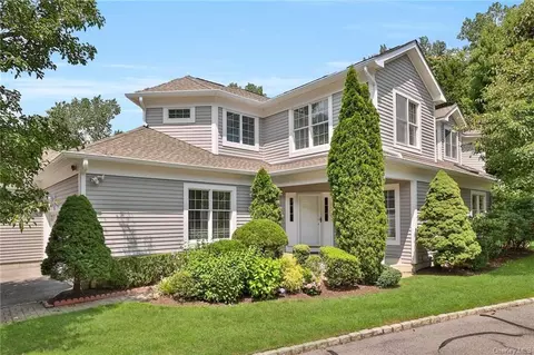 5 Club Pointe Dr, White Plains, NY 10605