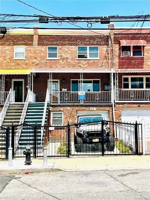 871 E 216th St, Bronx, NY 10467