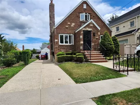 1323 140th St, Malba, NY 11357