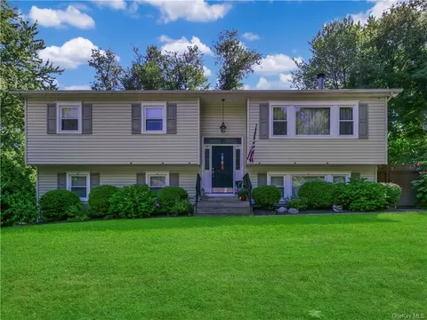 12 Delo Dr, Orangetown, NY 10983
