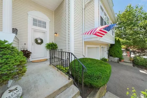 201 Sara Ln #9E, Newburgh, NY 12550