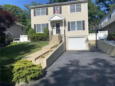19 Robert Rd, Bayville, NY 11709
