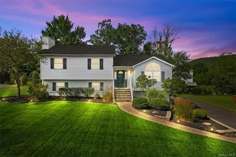 6 Liberty Dr, Woodbury Town, NY 10930