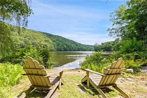 19 N Lake Cir, Lewisboro, NY 10590