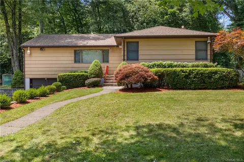 238 W Clarkstown Rd, Clarkstown, NY 10956