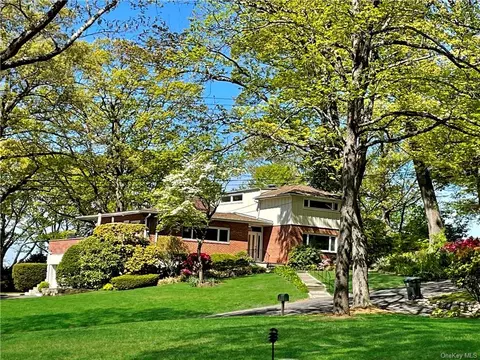 29 Pokahoe Dr, Mount Pleasant, NY 10591