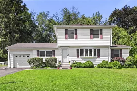 3 Autumn Dr, Orangetown, NY 10983