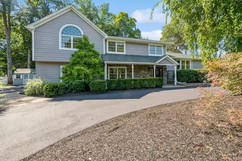 5 Sharon Dr, Clarkstown, NY 10956