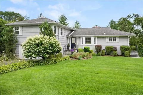 25 Sara Ln, New Rochelle, NY 10804