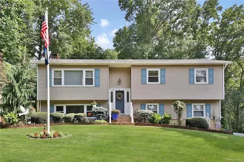 6 Five Oaks Ln, Clarkstown, NY 10989