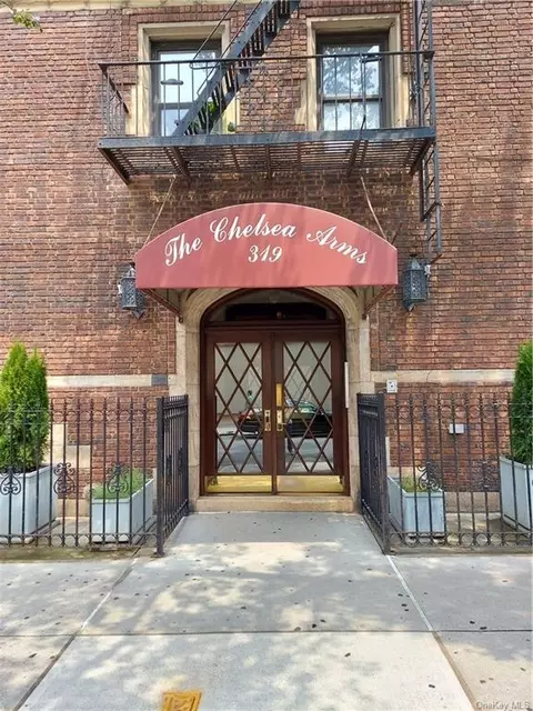 319 W 18th St #2G, New York, NY 10011