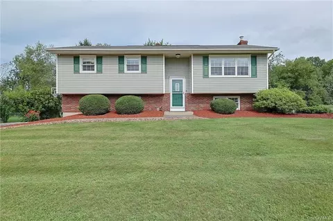 26 Robinn Dr, Wawayanda, NY 10940