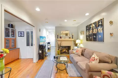 222 E 24th St #1A, New York, NY 10010