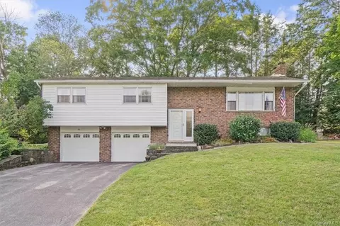 38 Skyview Dr, Poughkeepsie, NY 12603