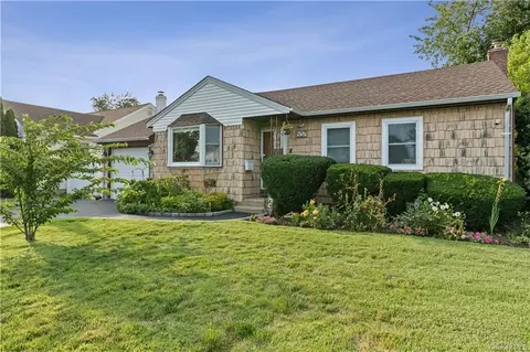 357 Hickory St, Massapequa, NY 11758