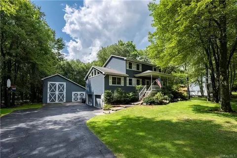 59 Hunt Rd, Wallkill, NY 12589