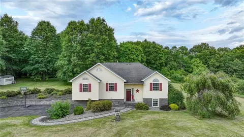 63 Liberty Dr, Rock Tavern, NY 12575