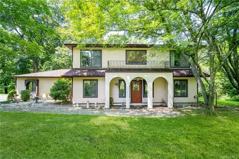 370 Sunset Hill Rd E, Fishkill, NY 12524