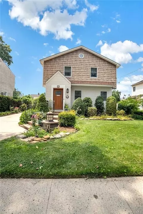 47 Emmett St, New Hyde Park, NY 11040