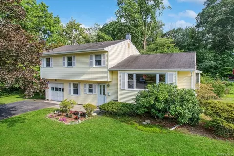 51 Twin Elms Ln, Clarkstown, NY 10956