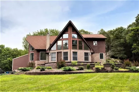 22 Sarah Ln, Hopewell Junction, NY 12533