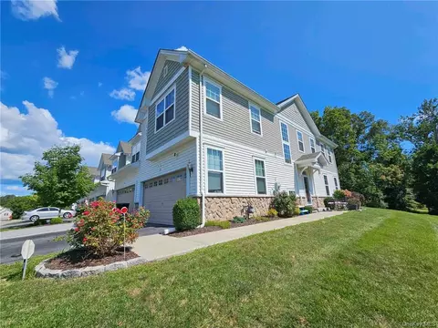 20 Maple Fields Dr, Wallkill, NY 10940