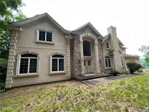 2 Sky Dr, Clarkstown, NY 10956