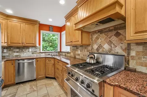 32 Lindbergh Ln, Clarkstown, NY 10956