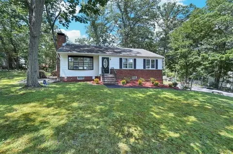 18 Mid Oaks St, Monroe, NY 10950