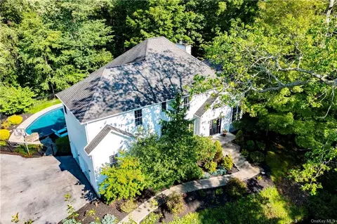 16 Stonegate Dr, Hyde Park, NY 12538
