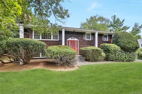 11 Moreland Rd, Clarkstown, NY 10956
