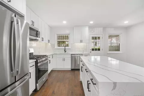 953 E 220th St, Bronx, NY 10469