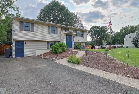 8 Ross Ln, Wallkill, NY 10941