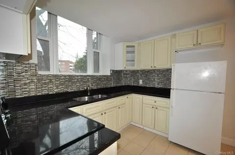 55 E Hartsdale Ave #55, Greenburgh, NY 10530
