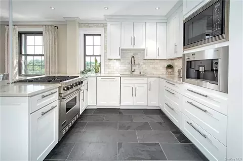 194 Garth Rd #5K, Scarsdale, NY 10583