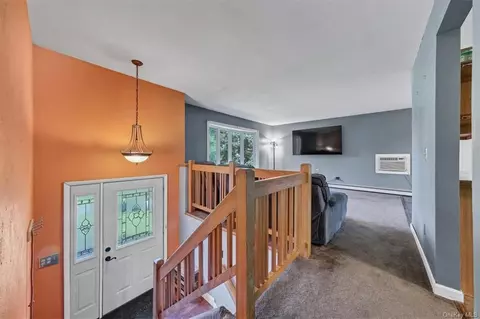 1 Stenger Ct, Wappinger, NY 12590