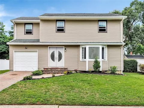 7 Grove St, Out Of Area Town, NY 11758