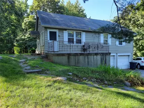 3 Christmas Hill Rd, Ramapo, NY 10952