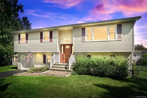 511 Balmoral Cir, New Windsor, NY 12553