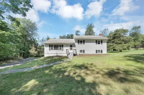 12 Mayfair Rd, Beekman, NY 12570