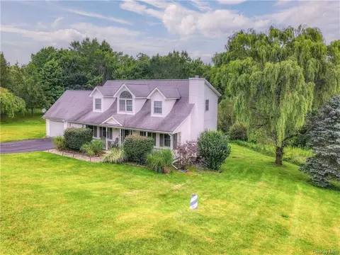 69 Charlotte Ln, Mount Hope, NY 10940