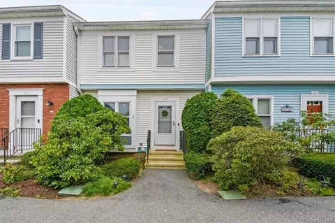 302 Williamsburg Dr, Mahopac, NY 10541