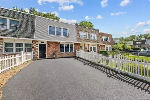 33 Cindy Ln, Wallkill, NY 10941