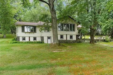 31 Fairway Dr, Highland, NY 12743