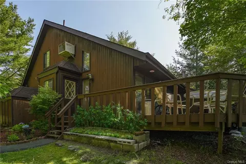 4 Lakeside Dr, Thompson, NY 12701